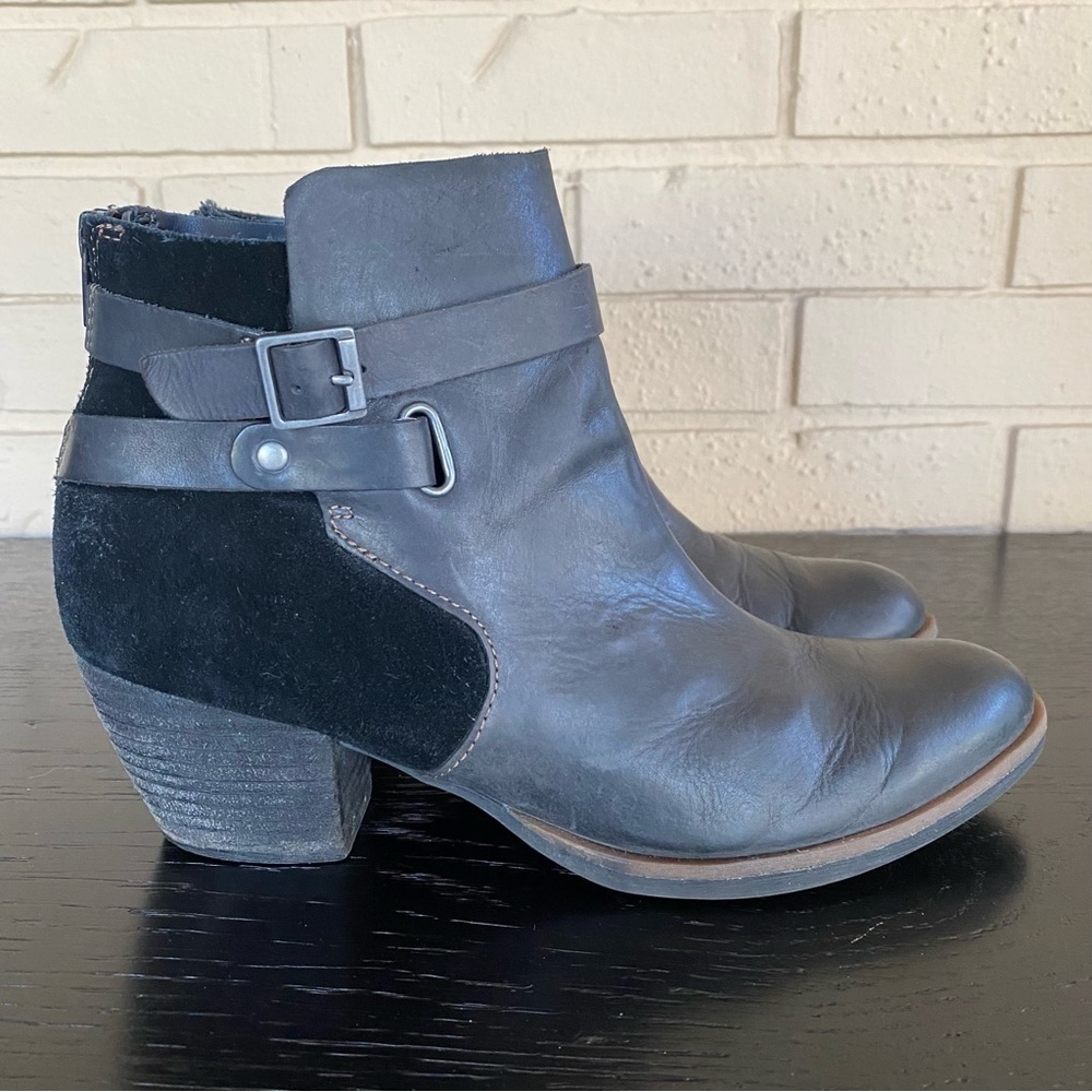 KORK-EASE Korks Buckle Strap Black Leather Ankle Bootie/Back Zip, Size 8.5 M